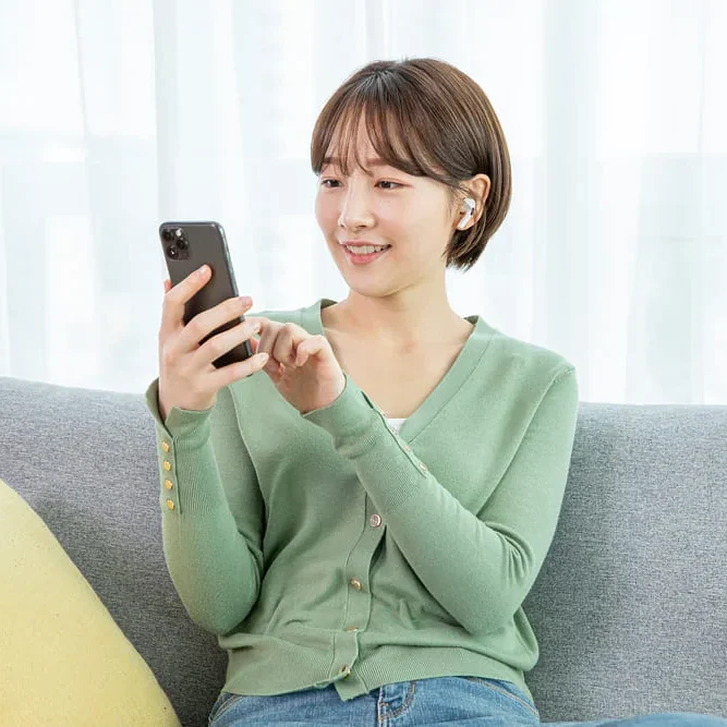 대구소액일수 문의를 휴대폰으로 남기는 모습